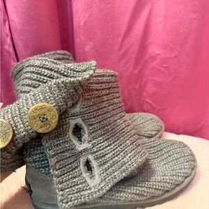 UGG women’s size 6 Charcoal Knit Boots